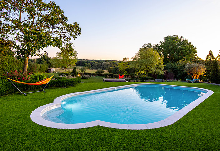 terrace layout for your pool with synthetic grass namgrass Belgium charleroi, namur, liège