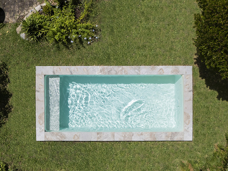 piscine Tina avec escalier piano + banc forme rectangle waterair GGILPRO