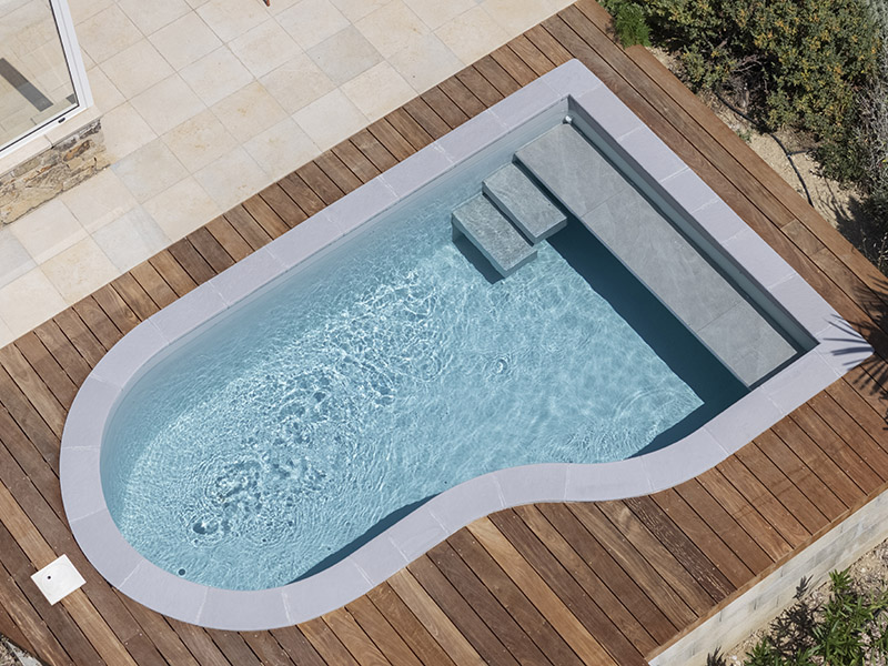 Piscine Inaya avec banc et escalier piano ggilpro belgique waterair