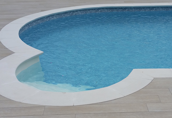 aanleg van uw zwembadterras met vloertegels imitatie hout of marmer GGILPRO België Kortrijk, Ieper, Dadizele