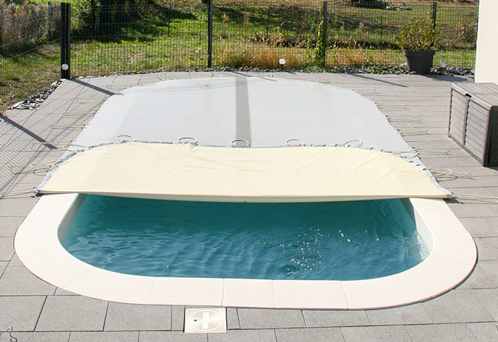 ondoorzichtig opgespannen afdeikzeil voor zwembaden in België Leopoldsburg, Bekkevoort